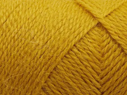 close up af garnnoegle af maerket vilja fra filcolana farve curry 285