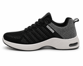 Sort sneaker med åndbar mesh-overdel, hvide kontrastdetaljer og komfortabel støddæmpende sål vist i profil på hvid baggrund.