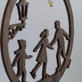 Detalje af familie på skøjter i træ med gennembrudte linjer og fine silhuetter