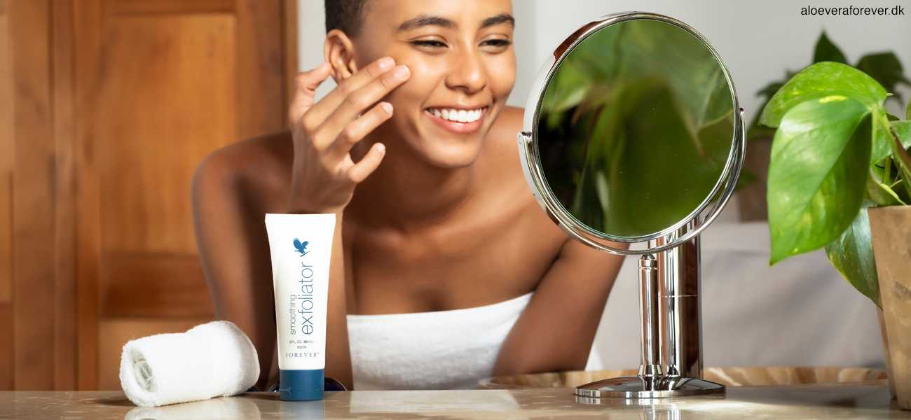 smoothing exfoliator fra Forever Living på bord ved siden af spejl