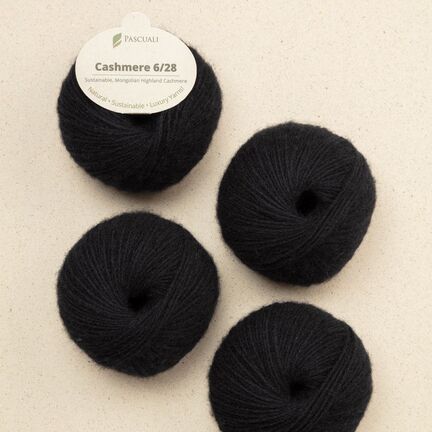 Pascuali Cashmere 6/28 i farven Black – økologisk luksusgarn i 100% cashmere uld, klassisk sort nuance.