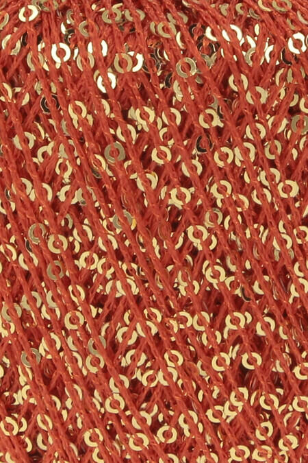 close up af garnoegle af maerket paillettes fra lang yarns i farven red and gold