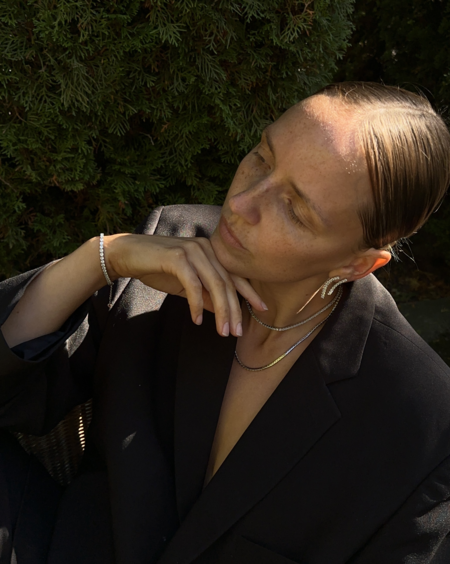 Frederikke Egel iført Tennis øreringe udført i 925 sterling sølv belagt med 18 karat forgyldning isat zirkonia | studio.z x Rødekors