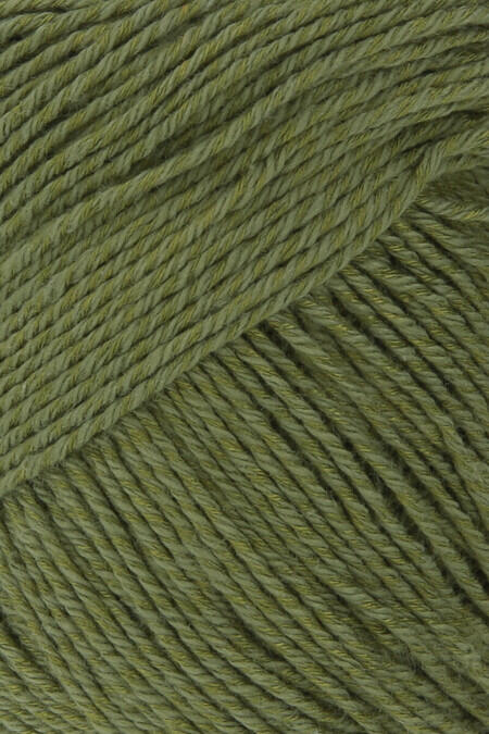 Close up af sommergarnet Sweet fra Lang Yarns i farven mosgrøn