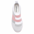 Hvid slip-on sneaker med rosa detaljer og komfortabel sål på hvid baggrund