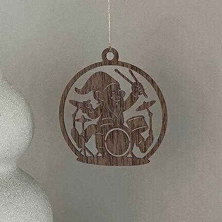 nisse-spiller-paa-tromme-valnoed