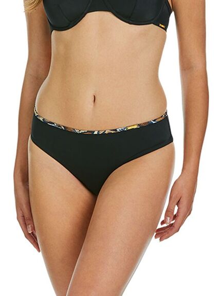 En kvinde iført en sort bikiniunderdel med mønstret linning og en matchende sort bikinitop, vist fra skuldre til hofter.