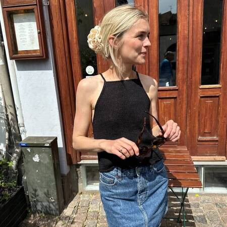 petiteknit foran doer ifoert sin strikket sorte audrey top