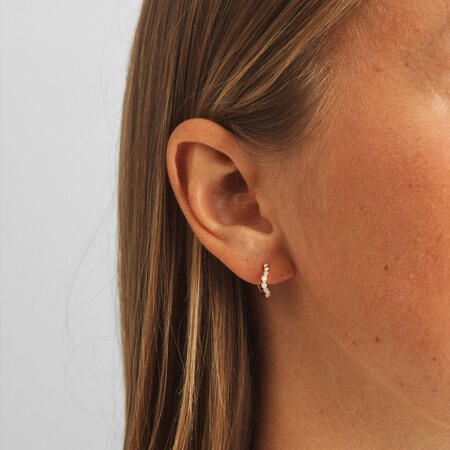 Freya øreringe i 14 karat guld på model