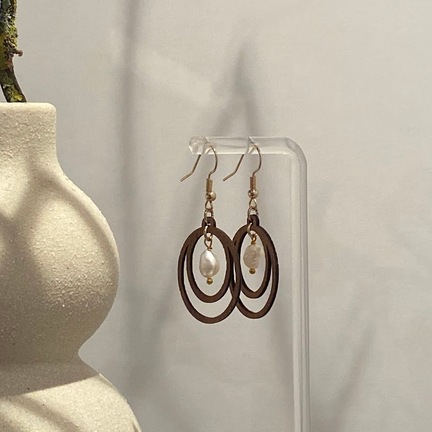 oerering i trae med ferskvandsperle valnoed