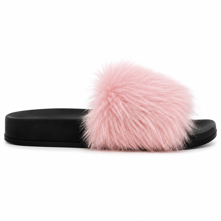 Alt tag: Lyserøde fluffy slippers med sort sål – bløde pels slides til dame på hvid baggrund