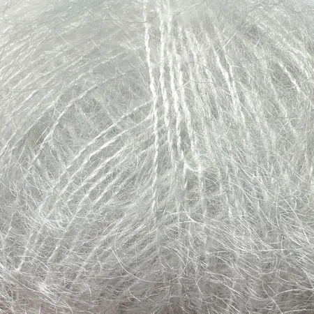 close up af garnnoegle soft silk mohair fra knitting for olive farven kalksten