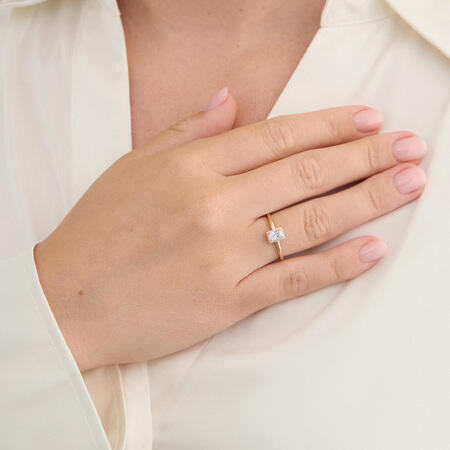 Astoria ring i 8 karat guld med zirkonia på model