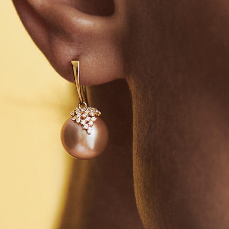 Medina iført CHLOÉ øreringe i 14 karat guld med 0,39 ct. brillanter W.SI og rosa kulturperle.