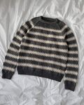 Key Sweater Man strikkeopskrift – herresweater i Peer Gynt fra Sandnes Garn liggende på underlag