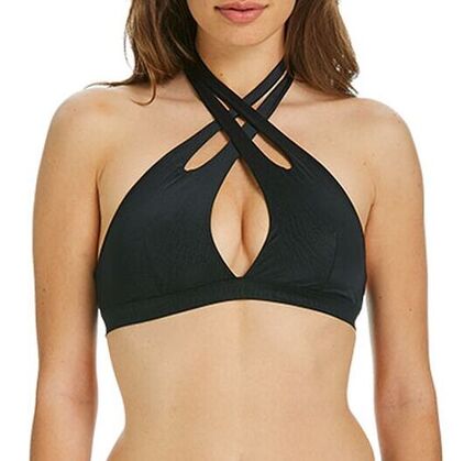 Kvinde iført sort bikinitop med korslagte nakkestropper og nøglehulsudskæring foran.