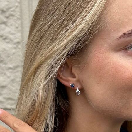 Asta iført Untamed ørestikker udført i 925 sterlingsølv isat blå zirkonia.