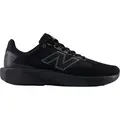 New Balance M413LA3 sort herresneaker med sort sål, snørelukning og New Balance-logo på siden.