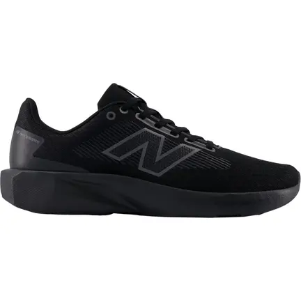 New Balance M413LA3 sort herresneaker med sort sål, snørelukning og New Balance-logo på siden.