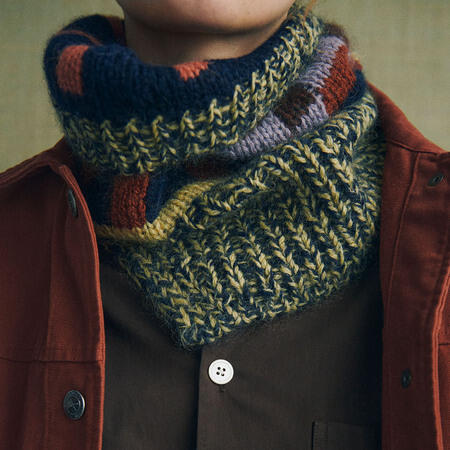 close up af model ifoert strikket anni cowl designet af helga isager