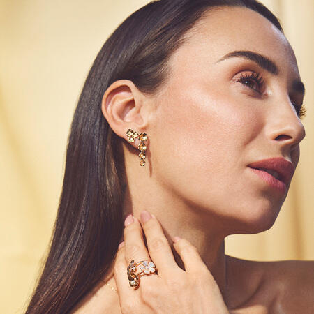 Medina iført FLEUR øreringe i 14 karat guld med 0,021 ct. brillanter W.SI.