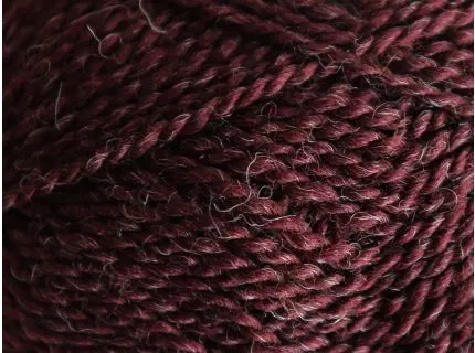 Close up af Garnnøgle Marshdale fra Filcolana i farven dark bordeaux 382