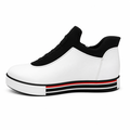 Hvid og sort slip-on sneaker med platform og sporty detalje