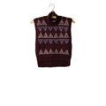 Beth Warmer strikket vest i bordeuax farve med grafisk mønster, Isager Archives 2