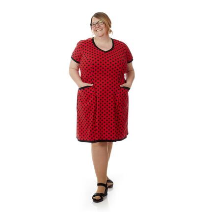 Rød polka prikket kjole, i plussize, kjole med prikker til store piger, polka prikket kjole i stor størrelse.