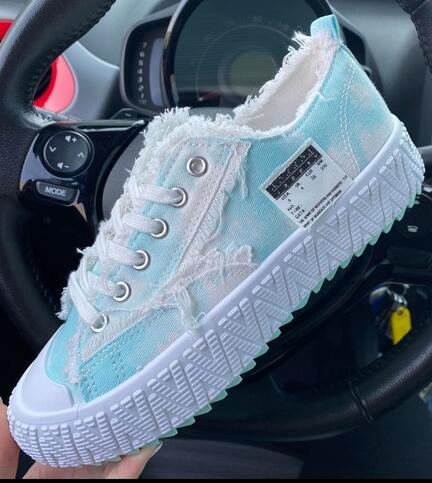 himmelblå sneakers