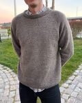 Model iført Hanstholm sweater fra Petiteknit i lys grå, garnet er peer gynt