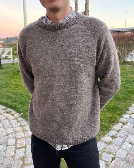 Model iført Hanstholm sweater fra Petiteknit i lys grå, garnet er peer gynt