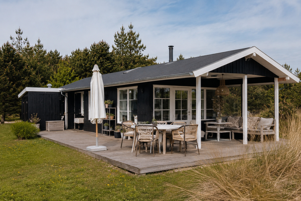 billedet viser et dansk sommerhus med hygge og godt indeklima