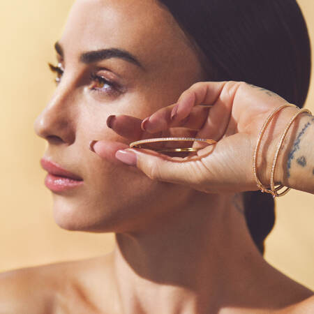 Medina iført POETRY armring i 14 karat guld med 0,30 ct. brillanter.