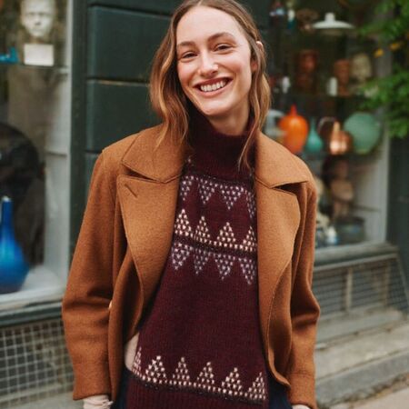 Beth Warmer strikket vest i Jensen Yarn og Silk Mohair fra Isager, vist som lunt lag under frakke