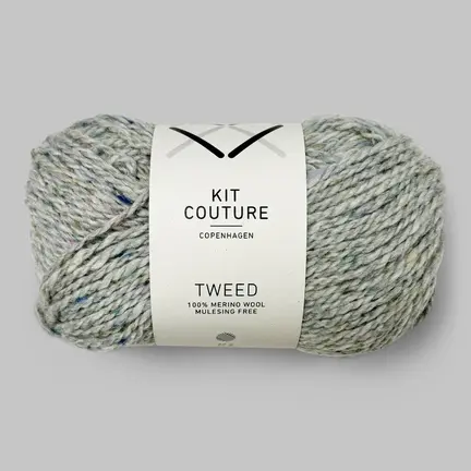 Nøgle af Kit Couture Tweed garn i farven Havskum 504, lys grønlig-grå merinould med diskrete tweednister i blå og grøn.