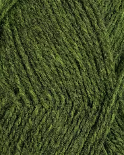 close up af garnet finull fra Rauma i farven groen meleret 4130