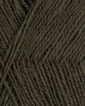 close up af garnet finull fra Rauma i farven mørk mosegrøn 486