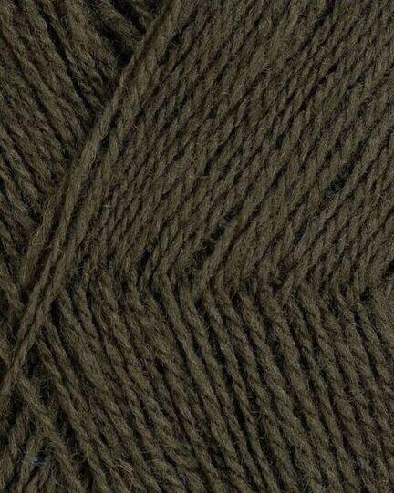 close up af garnet finull fra Rauma i farven mørk mosegrøn 486