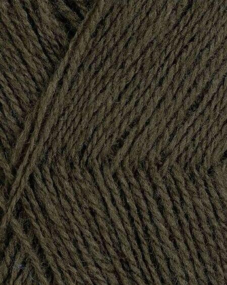 close up af garnet finull fra Rauma i farven mørk mosegrøn 486