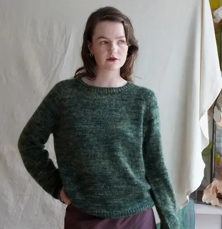Model iført strikket Falster bluse fra Kit Couture. Strikket i Wool Cotton fra Kit Couture og kidsilk fra cowgirlblues.