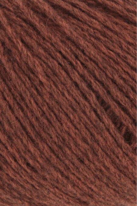 close up af garnnoegle af maerket yak fra lang yarns i farven roedbrun