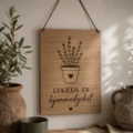 Lykken er hjemmedyrket skilt i hyggeligt havemiljø med planter