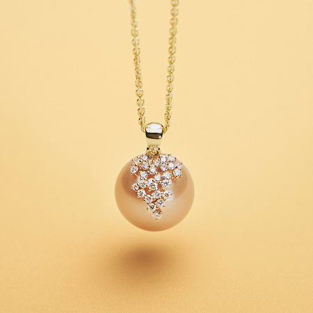 CHLOÉ vedhæng i 14 karat guld med 0,19 ct. brillanter W.SI og rosa kulturperle.
