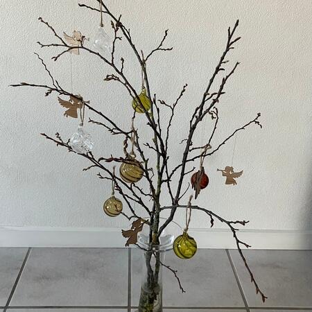 engel-med-trompet-julepynt-træ-elegant-enkelt-nostalgi