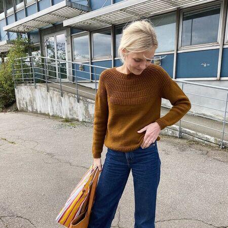 petiteknit staar foran bygning ifoert sin strikkede ankers troeje my size i farven brun