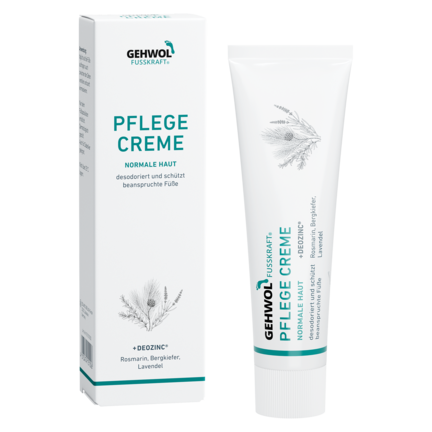 Tubekremen Gehwol Fusskraft Pflege Creme står ved siden af sin æske. Tekst: "Gehwol Fusskraft Pflege Creme normale Haut, desodoriert und schützt beanspruchte Füße, +Deozinc®, Rosmarin, Bergkiefer, Lavendel." Kontekst: Baggrund er hvid.