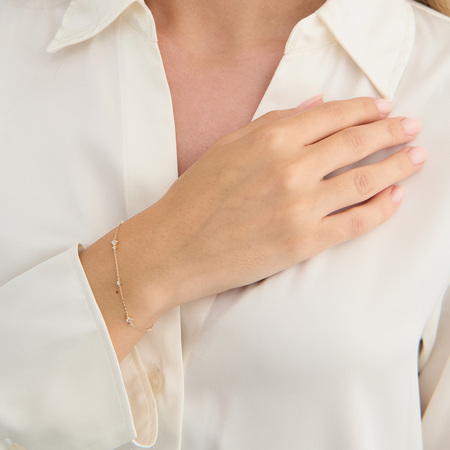 Flux armbånd i 8 karat guld med zirkonia på model