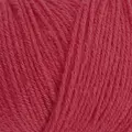 close up af garnnoegle merino fra knitting for olive i farven hindbærrød
