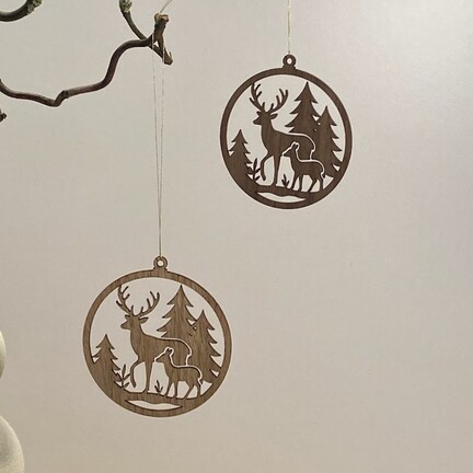 Hjort med kid som håndlavet julepynt i træ